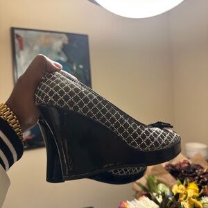 Sophisticated Black and White Wedge Shoes with Patterned Upper